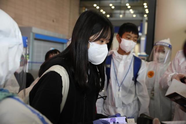 现场目击:180名未成年留学生乘包机抵达浦东机场,专业人员严阵以待