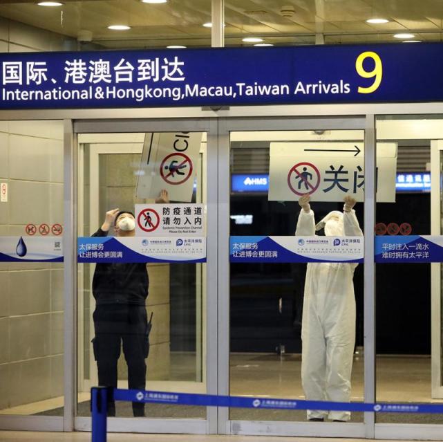 现场目击:180名未成年留学生乘包机抵达浦东机场,专业人员严阵以待