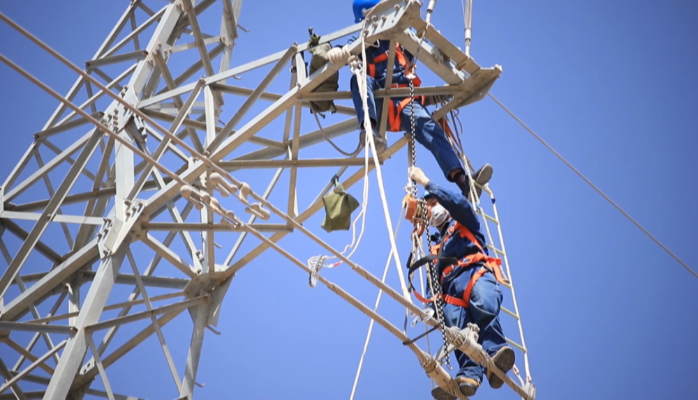 高压线上的舞者空中作业守护电力安全