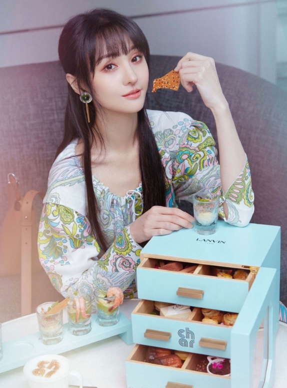 郑爽颜值回春连线央视为湖北助力扎麻花辫秒变水蜜桃女孩