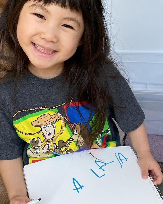 陈冠希|陈冠希晒女儿草地上奔跑，Alaia扎小龙人发型，皱着眉头表情搞笑