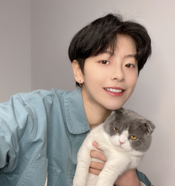 刘梦被逼穿短裙戴假发,网友:羡慕刘雨昕!