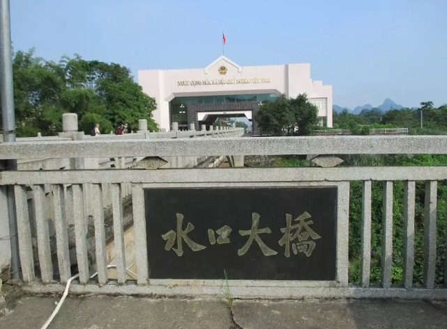 1979年3月6日上午,广西宁明县群众欢送150师出国作战时的情景(50军