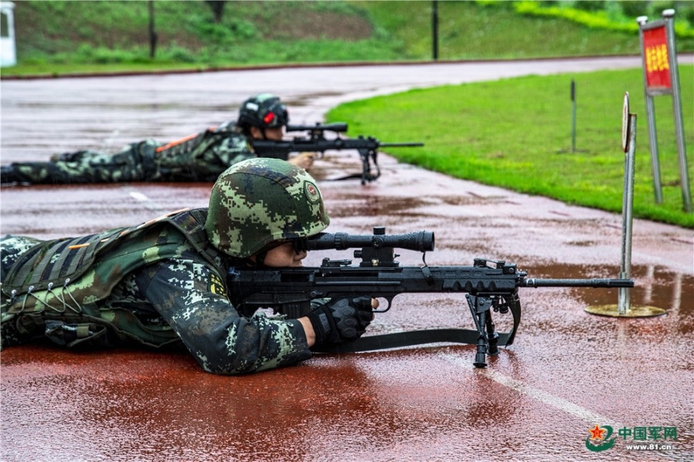 子弹穿靶而过!实拍武警官兵雨中实弹射击考核