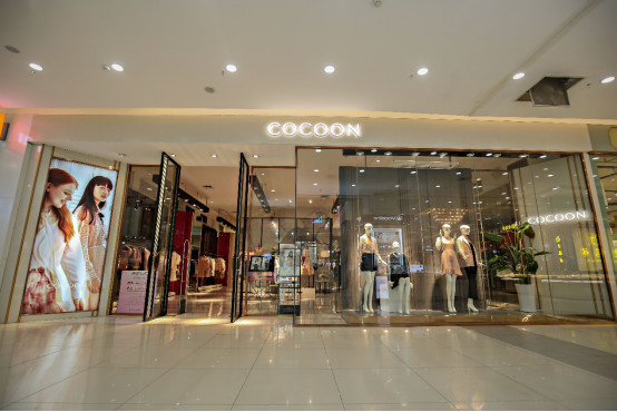 至中午时刻,cocoon门店外已经设置起围栏,虽然顾客内心充斥着逛店的