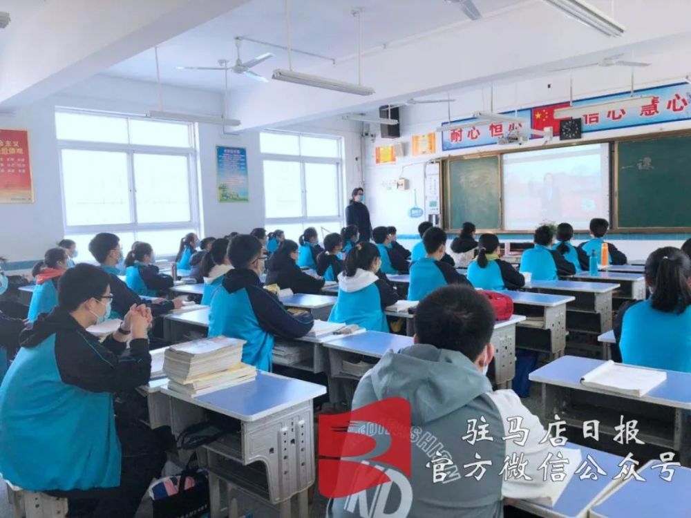 现场直击驻马店二中实验中学四中记者刚刚拍到这一幕