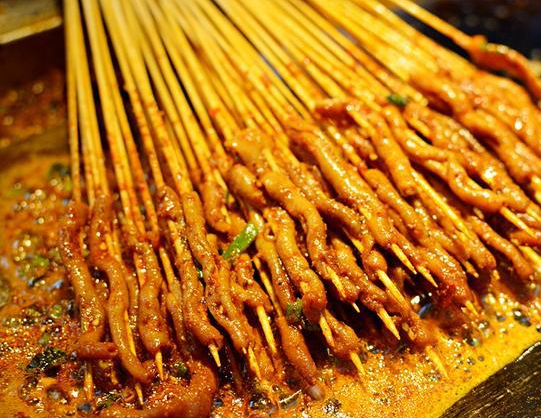 路边摊的铁板鸭肠10元能买三十多串,老板真的不会赔吗?