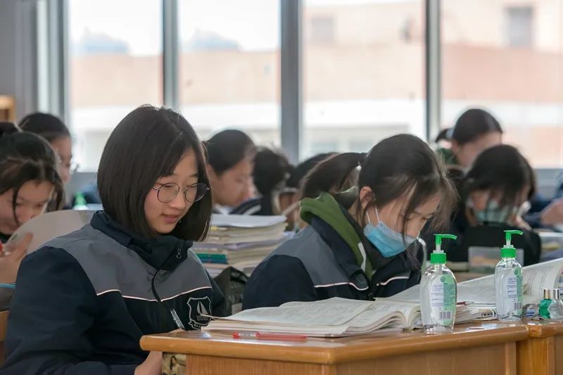 余姚四中方文 摄高风中学记者 张旭东 摄子陵中学根据安排,我市中学