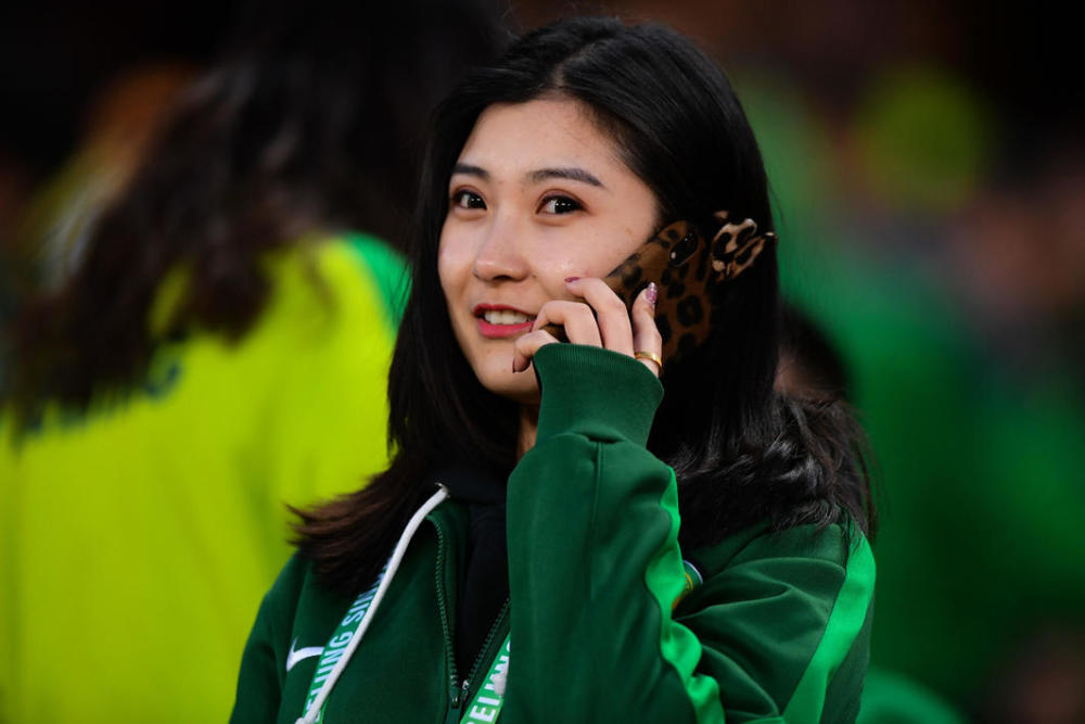 国安美女球迷图集:巧笑倩兮惹人心动_腾讯新闻