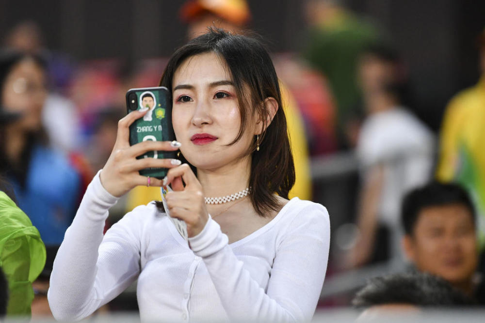 国安美女球迷图集:巧笑倩兮惹人心动_腾讯新闻