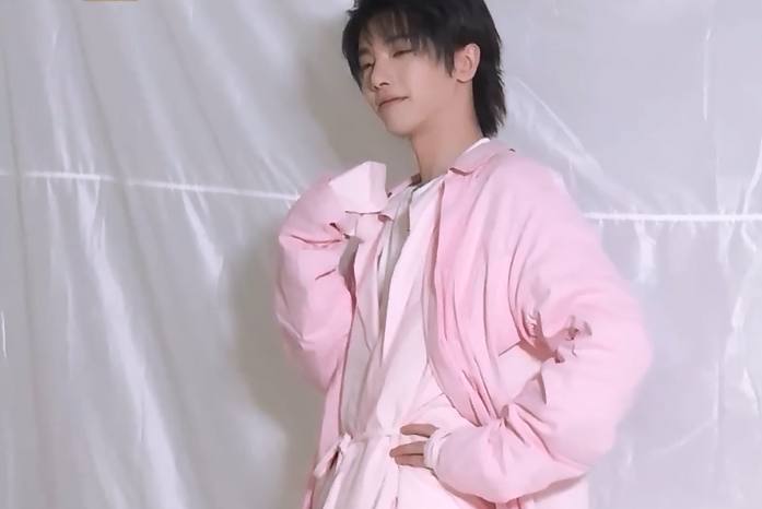 华晨宇歌手新物料一身粉红色超可爱东北揣实力抢镜