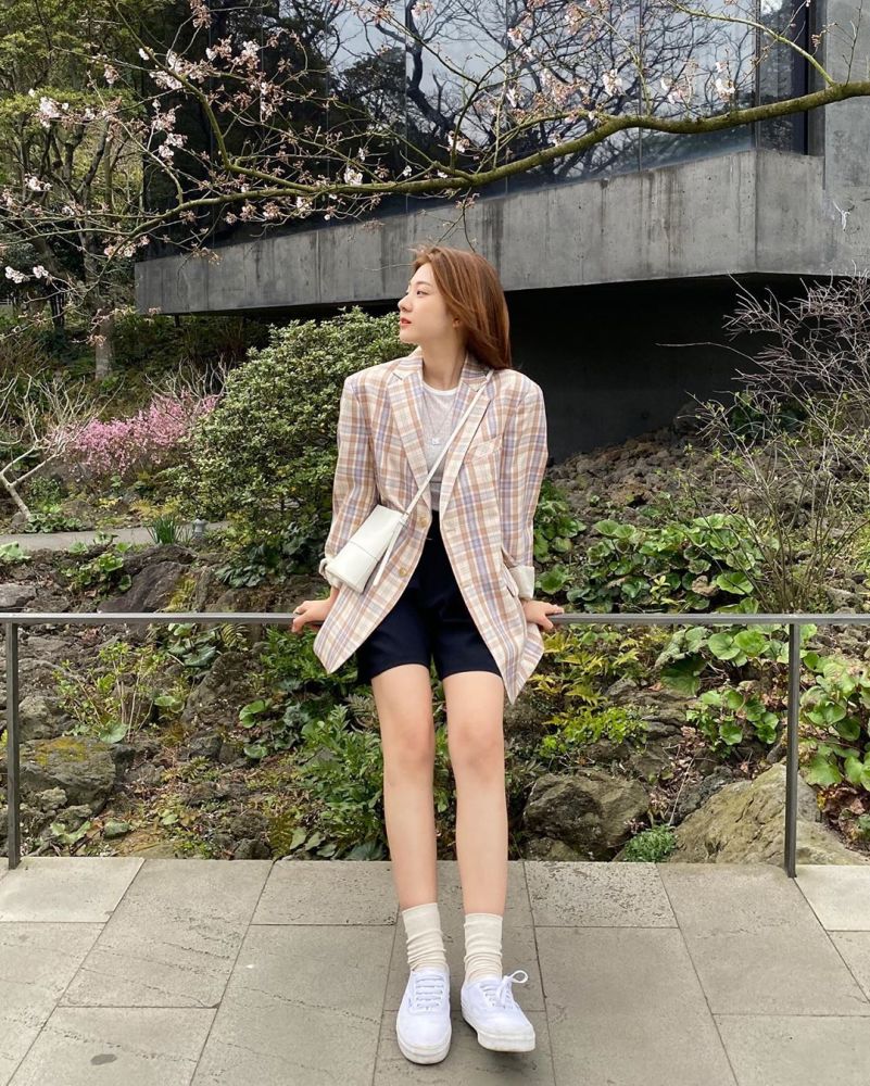 韩国清新系穿搭法兼具知性美及亲切感成为简约系时尚女孩