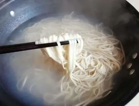 煮面条时别直接开水下锅,掌握1点小窍门,面条顺滑分明不成坨
