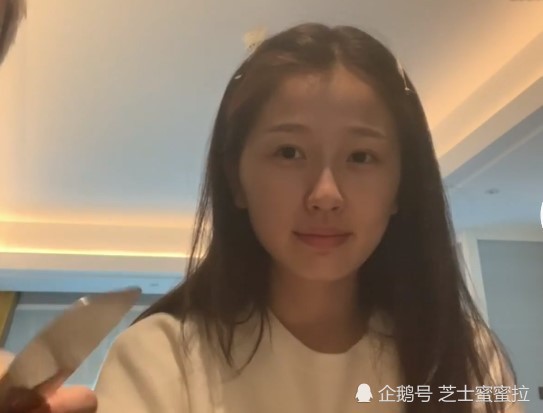 虞书欣化的“星唇妆”火了，当嘴巴张开的那刻，少女感快溢出来了