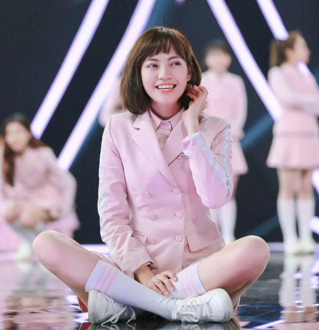 当时网上有质疑说焦曼婷不够美,焦恩俊调侃说:"她要是再像我一点就好