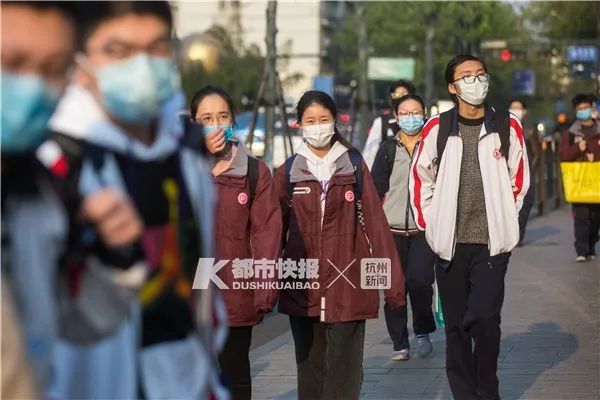 早上6:40,晨曦照进杭州高级中学的校园,校长蔡小雄和高三年级组几十位