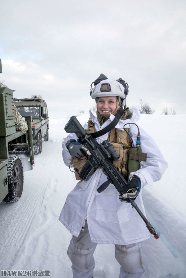 "寒冷反应"多国演习 挪威防空营女兵忠于职守 保卫导弹阵地