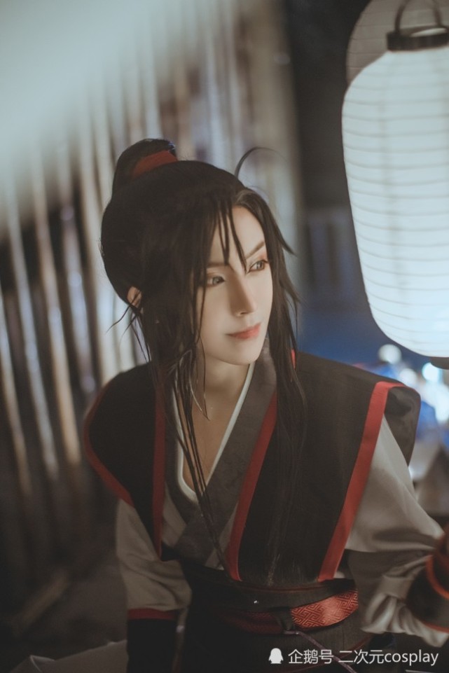 coser赤月cat给我们带来了《魔道祖师》魏无羡cos,俊朗洒脱,笑容可爱