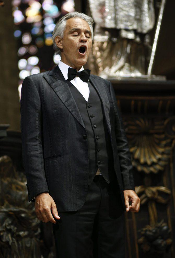 意大利传奇歌唱家被上帝吻过的嗓音在空无一人的米兰大教堂演唱