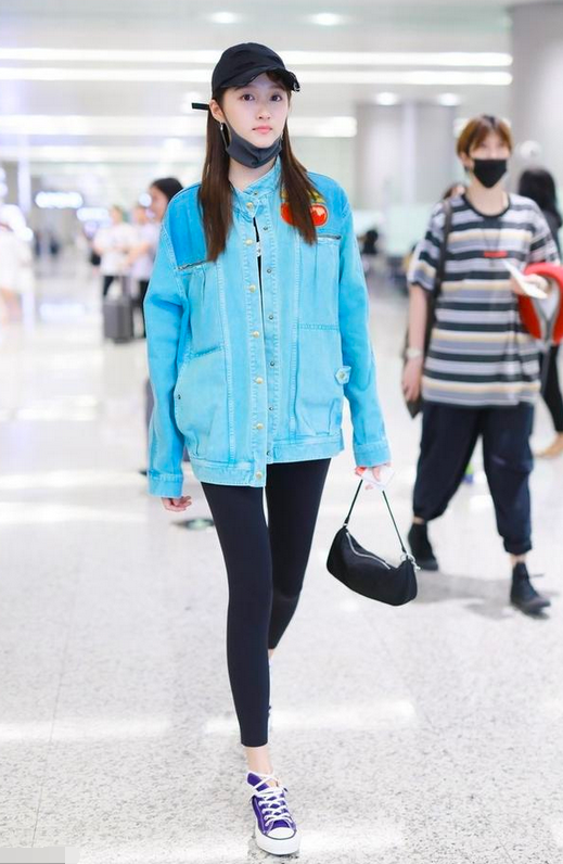 关晓彤穿露脐装秀蛮腰,身材比例优越,跳女团舞a爆了