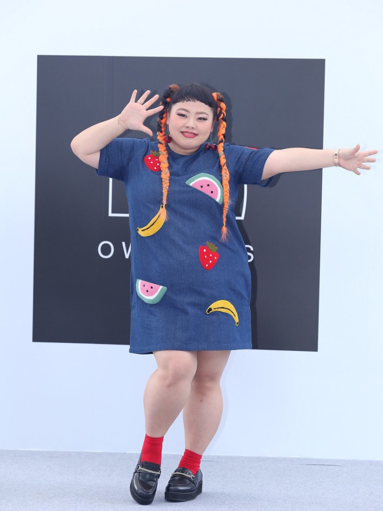 渡边直美真自信白色衬衫配粉裙甜美可爱200斤美得真实而自然