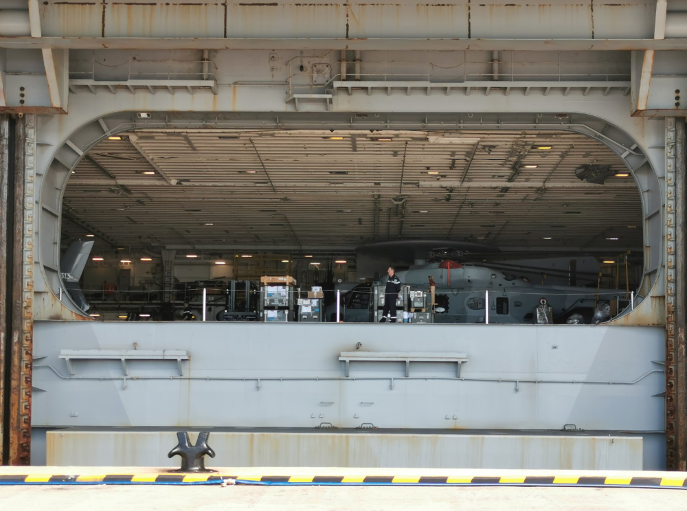 "戴高乐"号航母上的机库,该舰曾经停靠法国布雷斯特港.