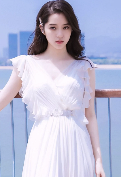欧阳娜娜用"港风滤镜"拍写真,白裙前面很保守,后面尽是小心机