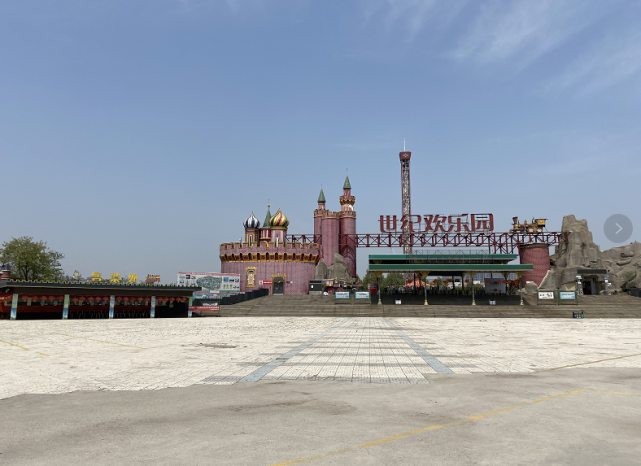 郑州市世纪游乐园贴出通知书称,与郑州世纪公园发展有限公司所签订的