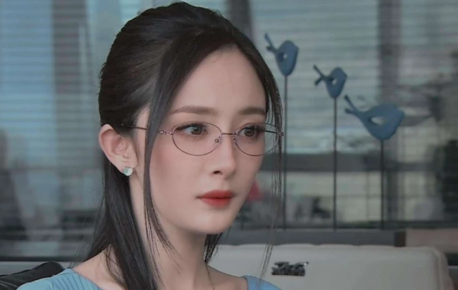 杨幂拍写真,意外露出膝盖,看清状态,涂上腮红也没用!