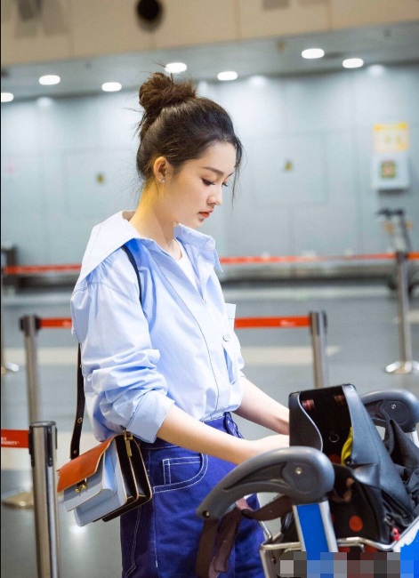 李沁扎丸子头还不忘秀美腿,这么可爱,难怪"拿个鸡腿"也能火!