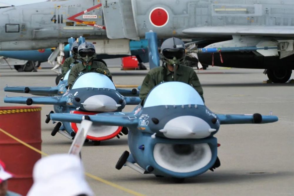 日本宪法规定,他们的空军不能叫空军,只能叫做航空自卫队,简称空自.