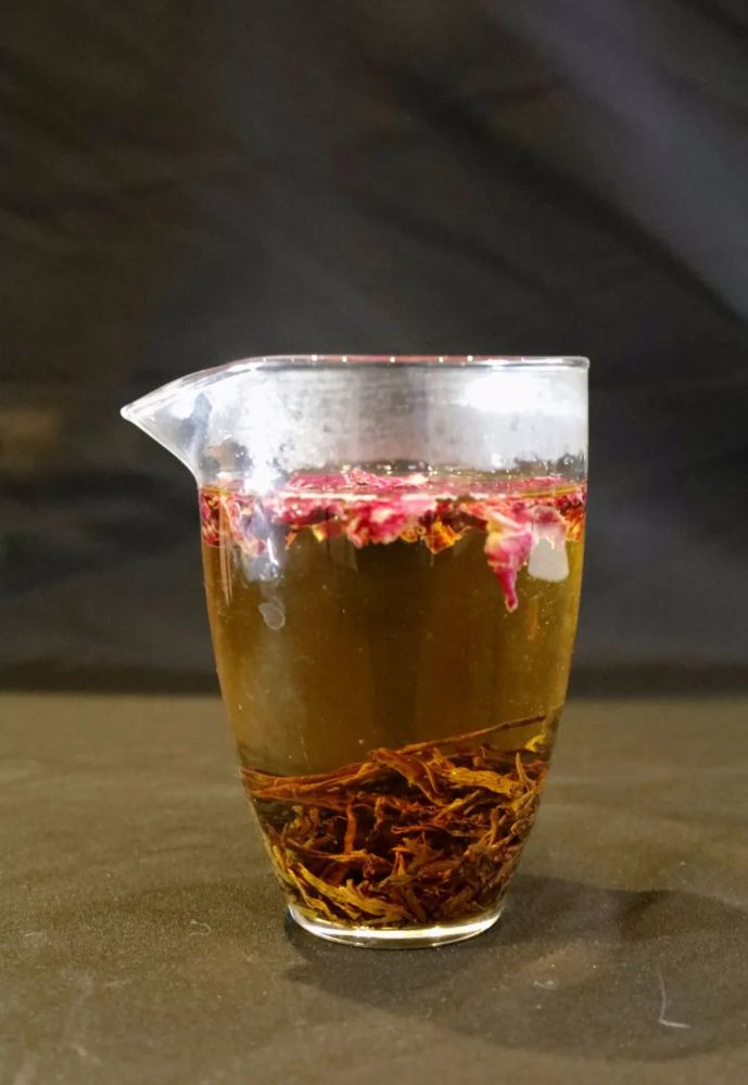 玫瑰红茶是一种花草拼配的调饮红茶,在红茶里面属于很常见的拼配茶品