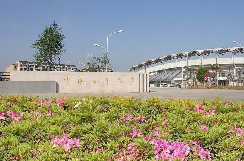 相比于江苏省内那些综合实力比较强的苏州大学,南京大学要差一截,中国