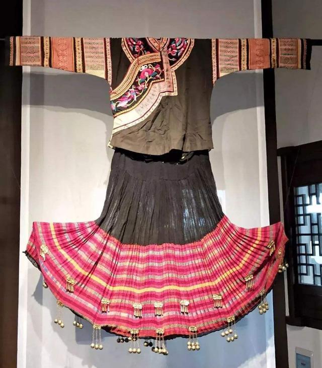 壮锦服饰极富民族色彩老妈妈先后派出了两个年龄稍长的儿子出发去寻找