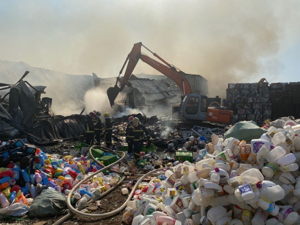 通州张家湾废品回收厂着火经消防员奋力扑救已被扑灭