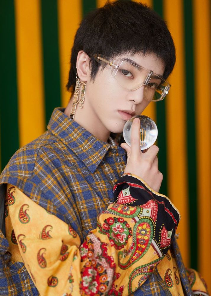 同样是眼镜杀华晨宇高冷张新成斯文看到王一博会心一击