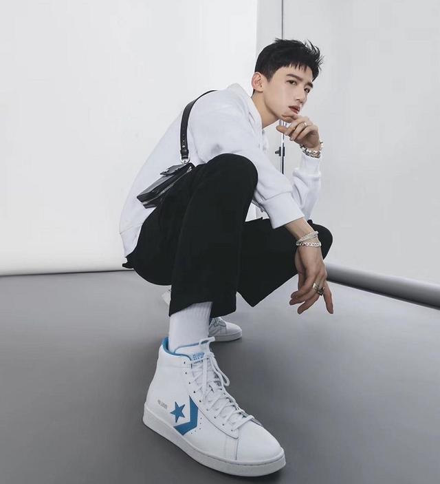 鞋王白敬亭终于营业怀里的女孩引起关注粉丝真的皮