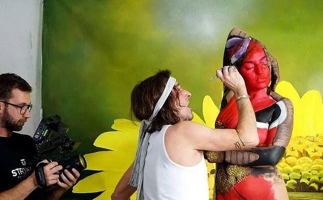 意大利画家人体彩绘作品,这只蝴蝶是一个美女?看了几遍都没看出来