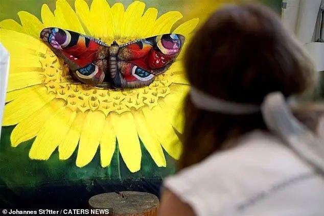 意大利画家人体彩绘作品,这只蝴蝶是一个美女?看了几遍都没看出来