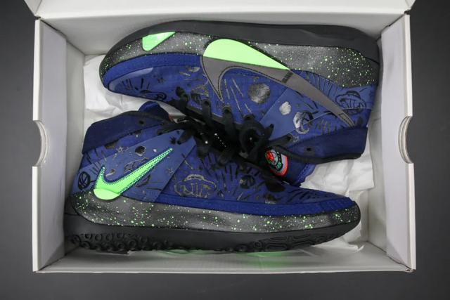 7的字样白色的肌理材质表面咱们先来看看鞋盒