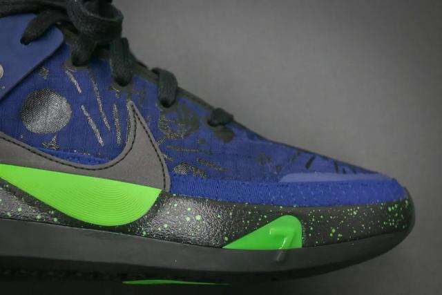 看到气垫顺便说一下kd13的鞋垫有一点点硬应该是为了防滑准备的吧中底