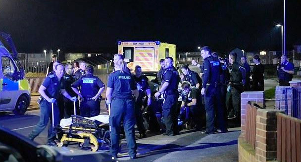 无视当局禁令 英国年轻人家中开狂欢派对 引得警察上门驱散 腾讯新闻