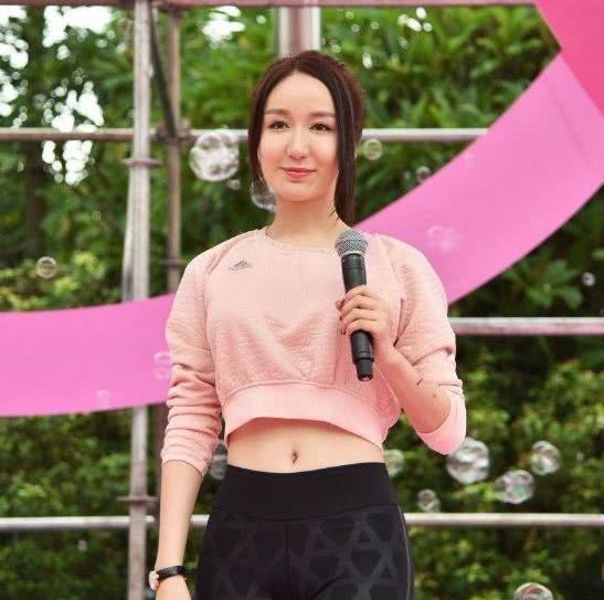 娄艺潇穿"无痕裤"现身活动现场,宅男:是我的新女神!