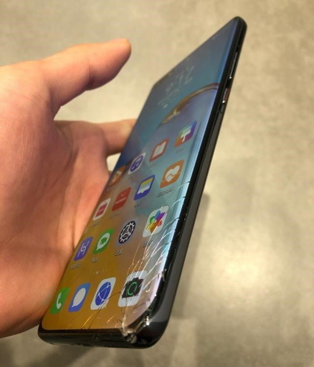 华为p40pro全国首碎,屏幕裂成蜘蛛网,天价维修费真心修不起