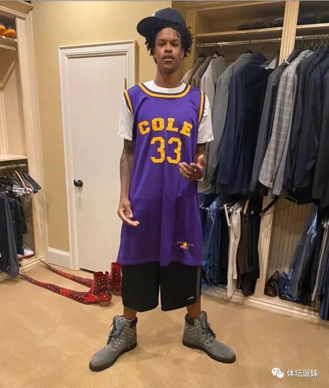 20岁的沙里夫-奥尼尔穿上了老爸高中时的球衣和57码的鞋