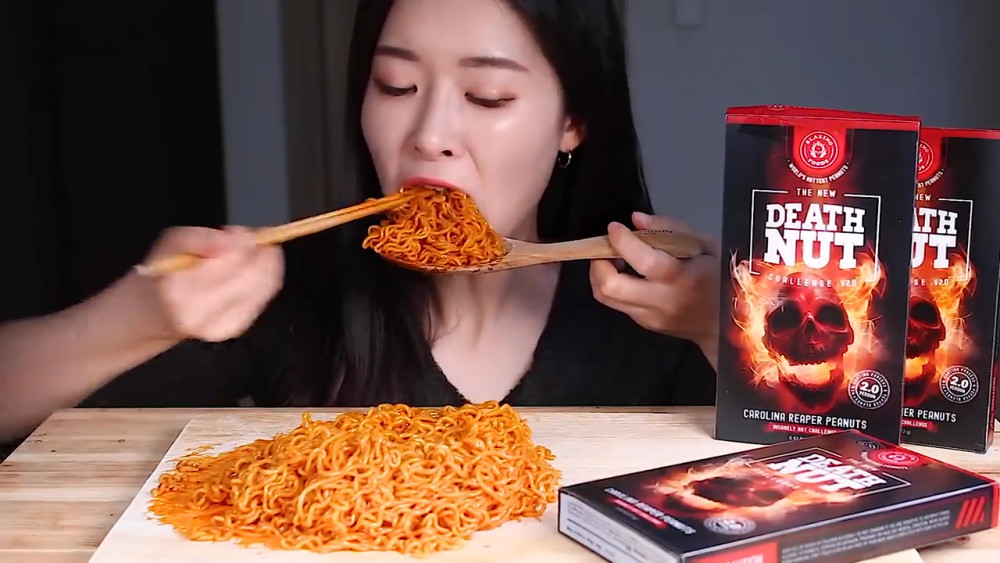 韩国大胃王吃32包爆辣火鸡面一口秒吞两捆五花肉用生命在战斗呀