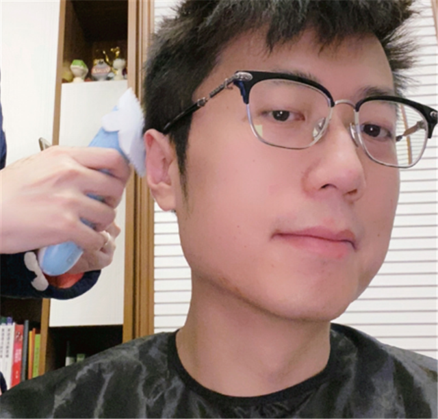 LPL解说米勒乱瞄女解说瞳夕，老婆吃醋赶紧替她清空购物车