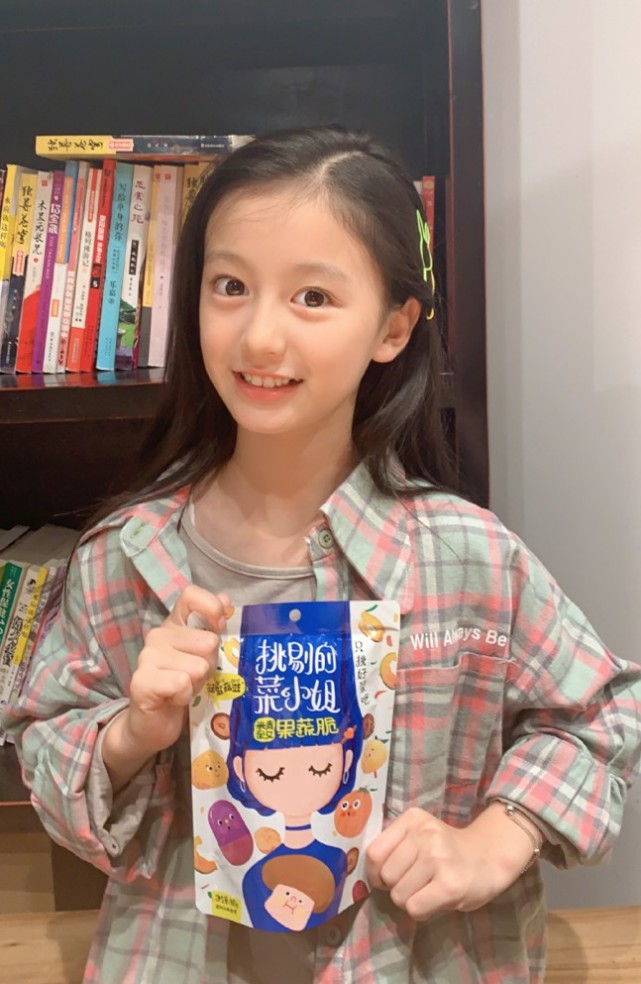 还记得最美童星裴佳欣吗近照穿搭成这样有点不敢相信