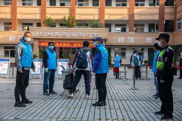 刷市民卡检验健康码测定体温杭州育新高中复学第一天校园实拍