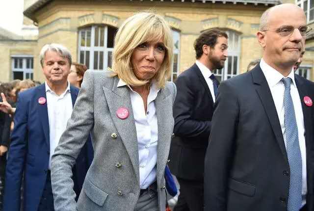 被布里吉特惊到了嫁小24岁法国总统年过半百穿搭仍极具魅力